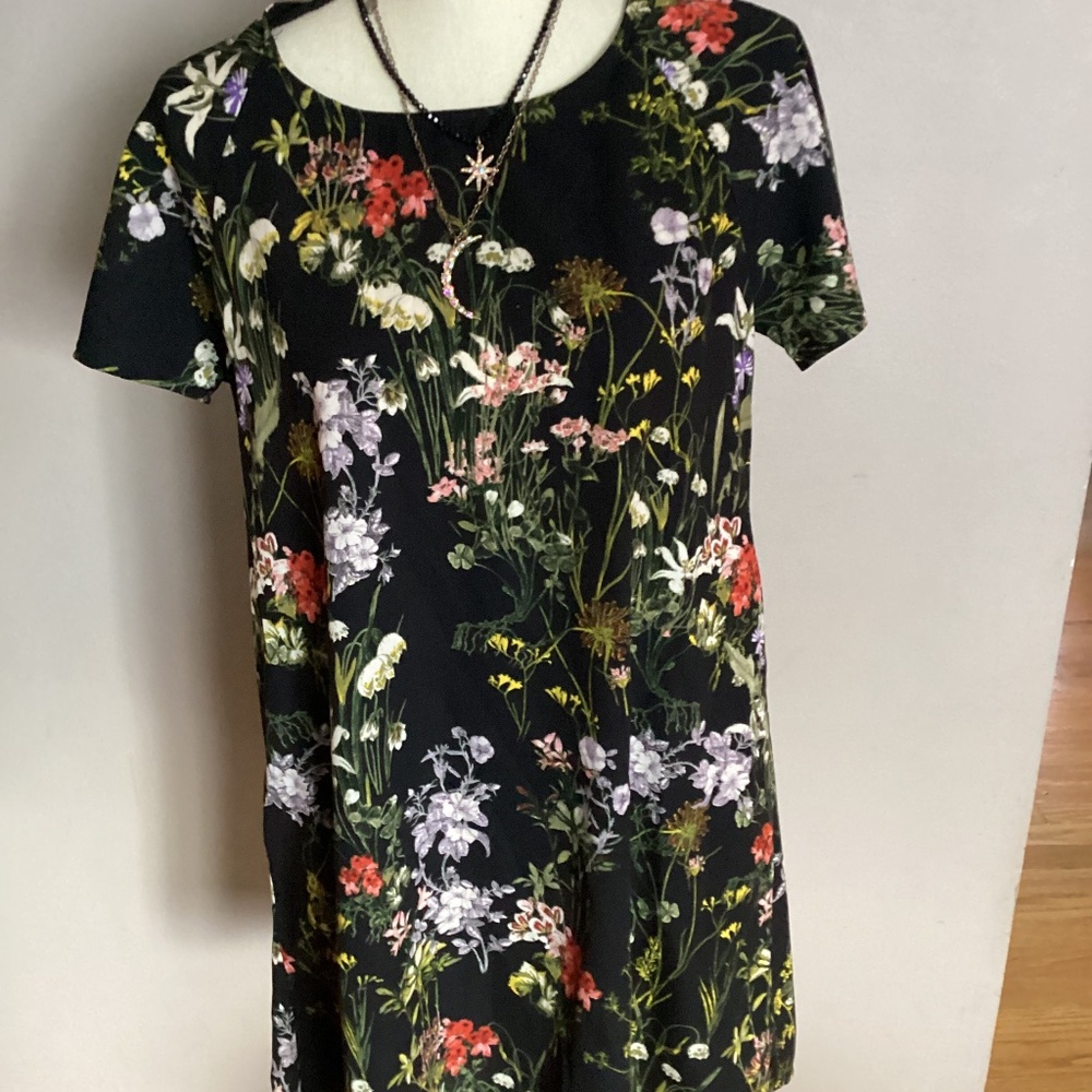 Feminine dress, sexy open back detail, gorgeous floral print